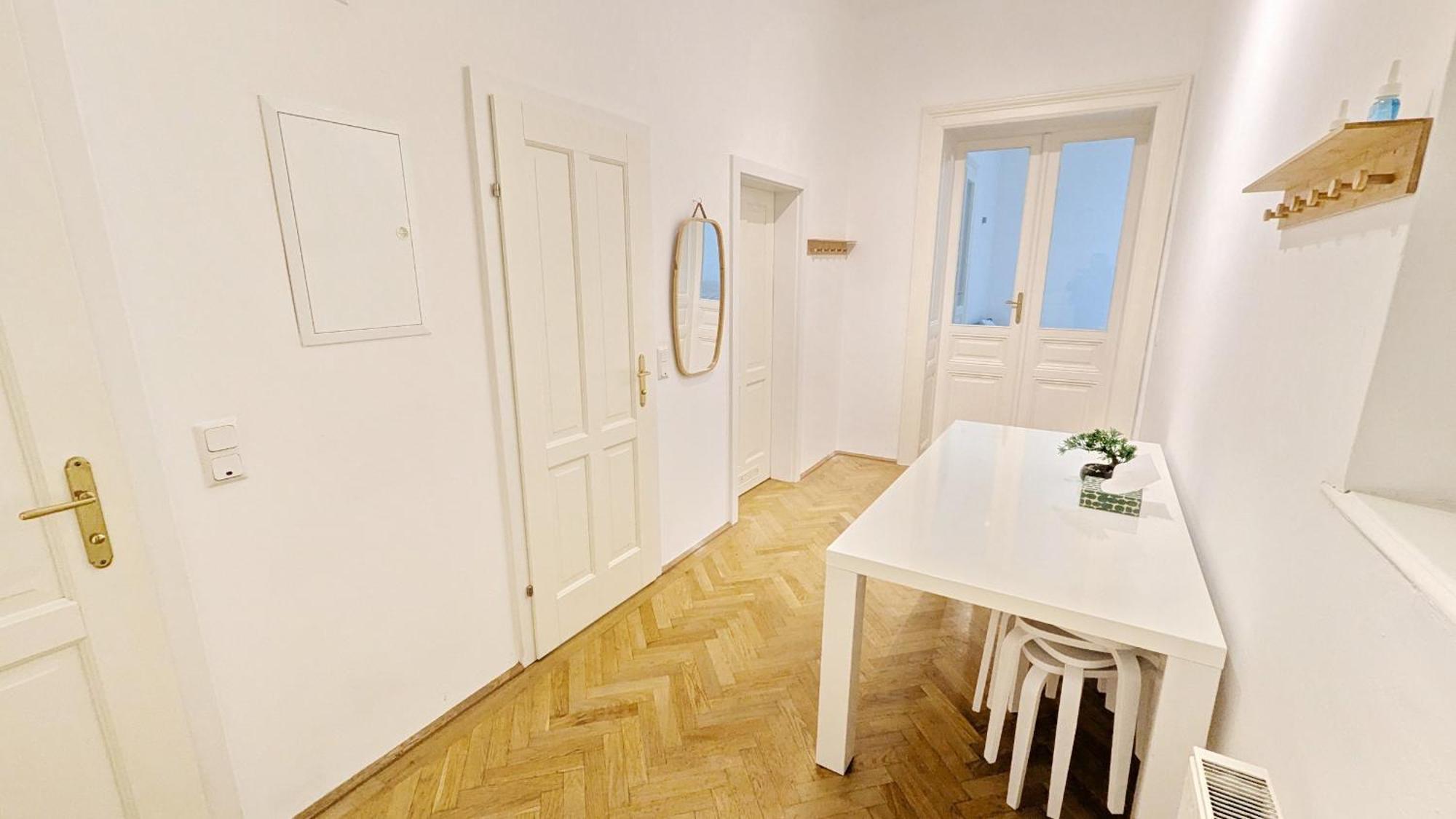 For 12p - 2 Minutes Form Main Station Apartment Wien